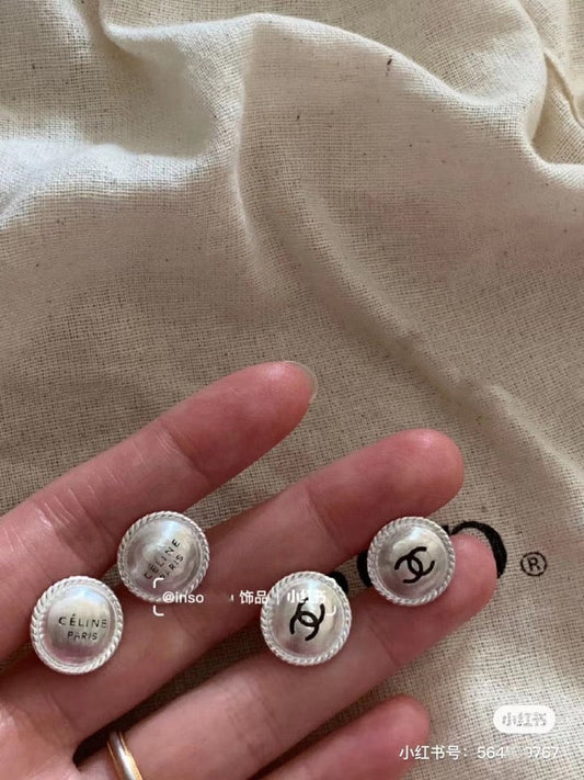 Middle aged earrings are exquisite and generous, very elegant