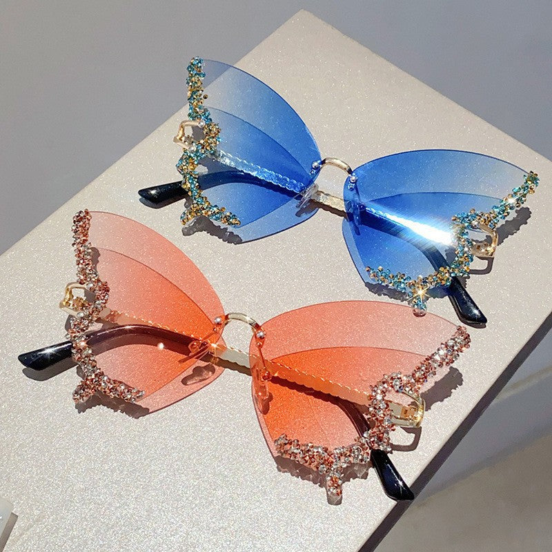 The most popular butterfly sunglasses in summer 2025. Different colors bring you different experiences, suitable for different scenes such as travel, play, party, dance, beach, shopping, etc.
