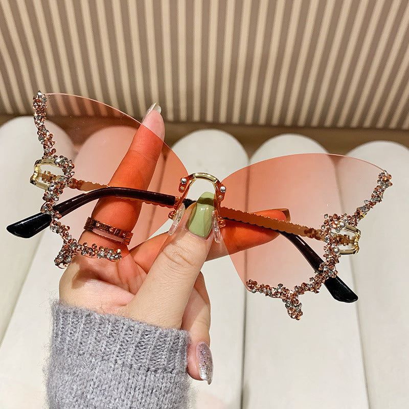 The most popular butterfly sunglasses in summer 2025. Different colors bring you different experiences, suitable for different scenes such as travel, play, party, dance, beach, shopping, etc.