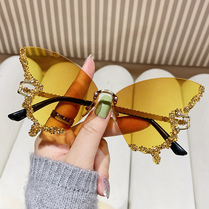 The most popular butterfly sunglasses in summer 2025. Different colors bring you different experiences, suitable for different scenes such as travel, play, party, dance, beach, shopping, etc.