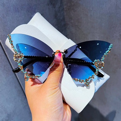 The most popular butterfly sunglasses in summer 2025. Different colors bring you different experiences, suitable for different scenes such as travel, play, party, dance, beach, shopping, etc.