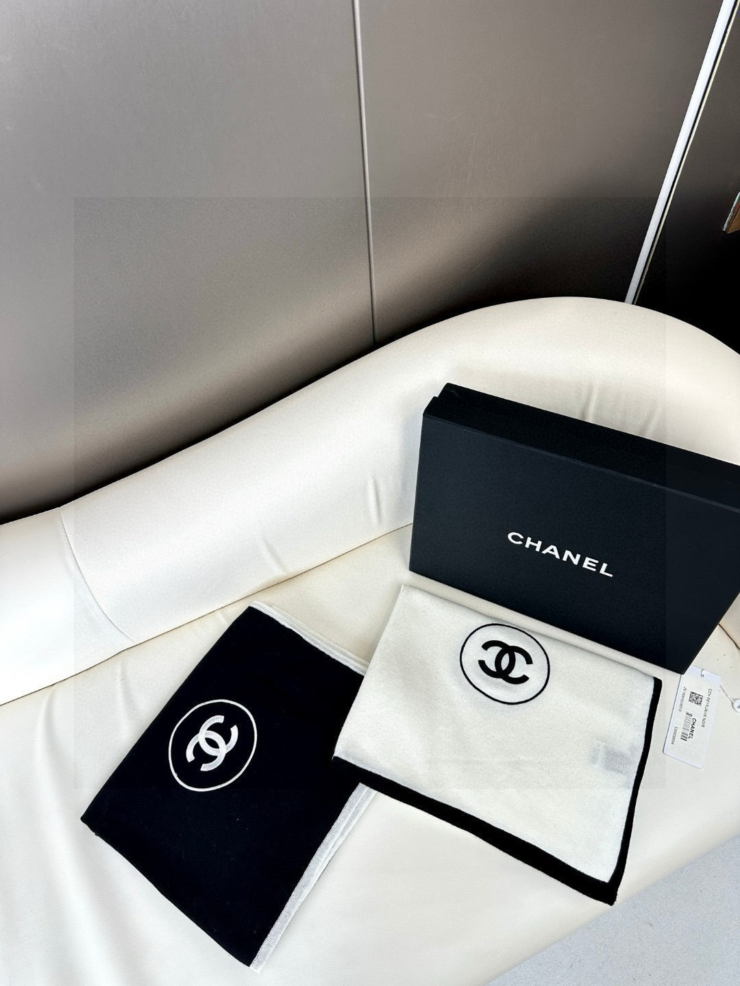 Thin velvet long scarves are a must-have item for wardrobes