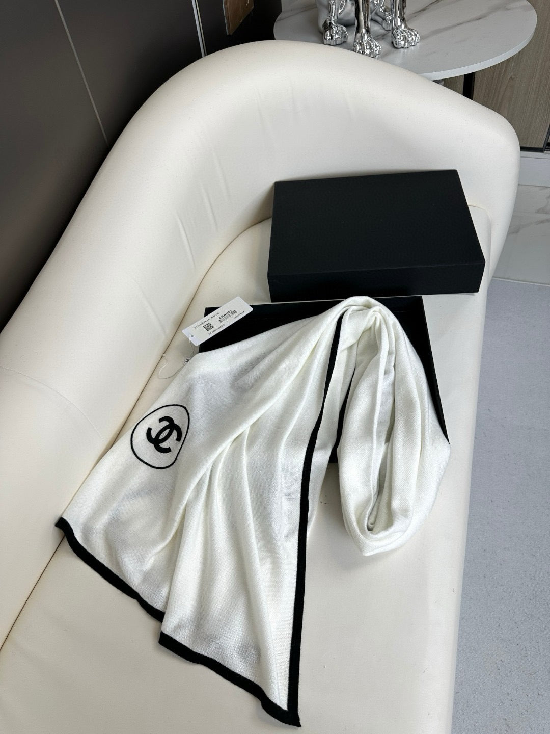 Thin velvet long scarves are a must-have item for wardrobes