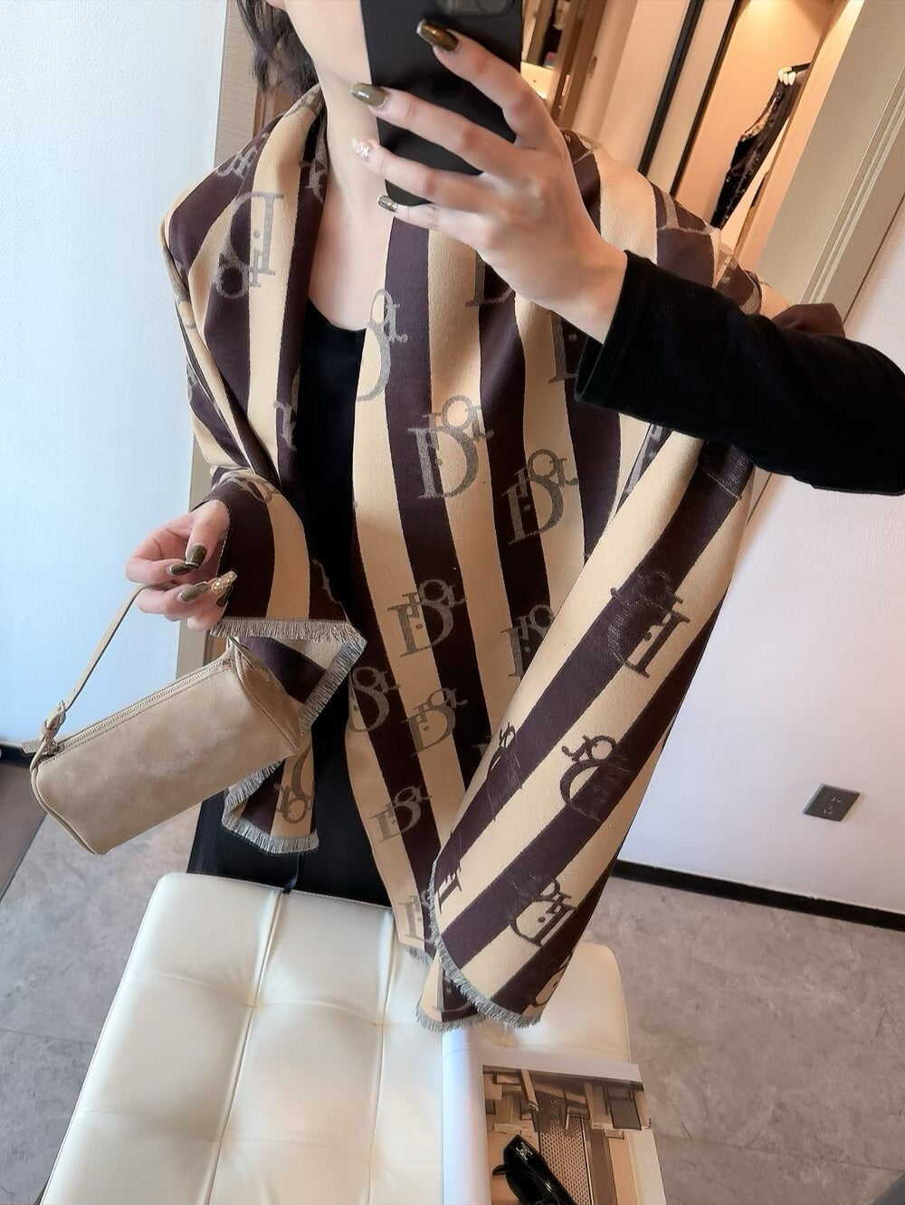 This year, a new style of rattan patterned cashmere scarf has been released