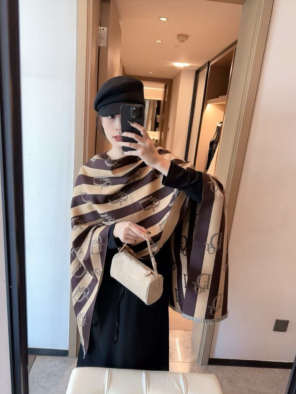 This year, a new style of rattan patterned cashmere scarf has been released