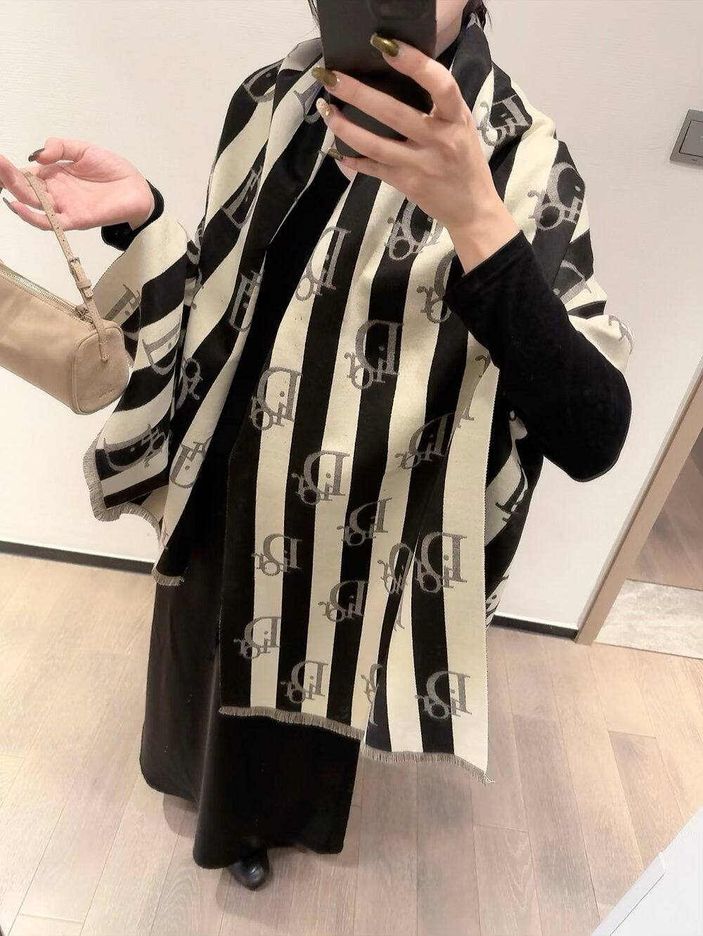 This year, a new style of rattan patterned cashmere scarf has been released