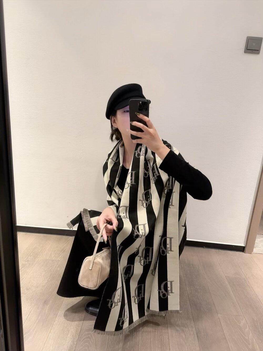 This year, a new style of rattan patterned cashmere scarf has been released