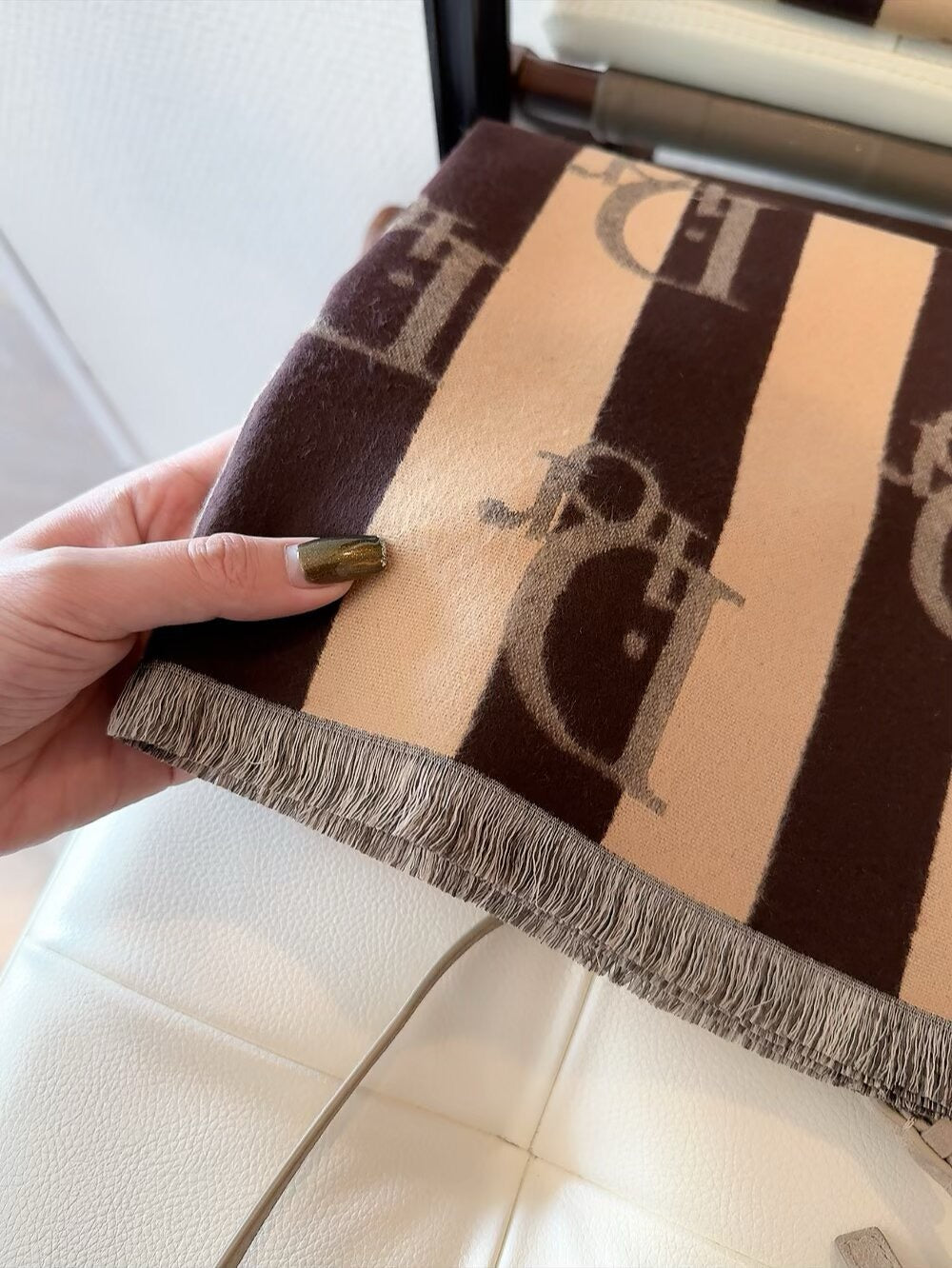 This year, a new style of rattan patterned cashmere scarf has been released