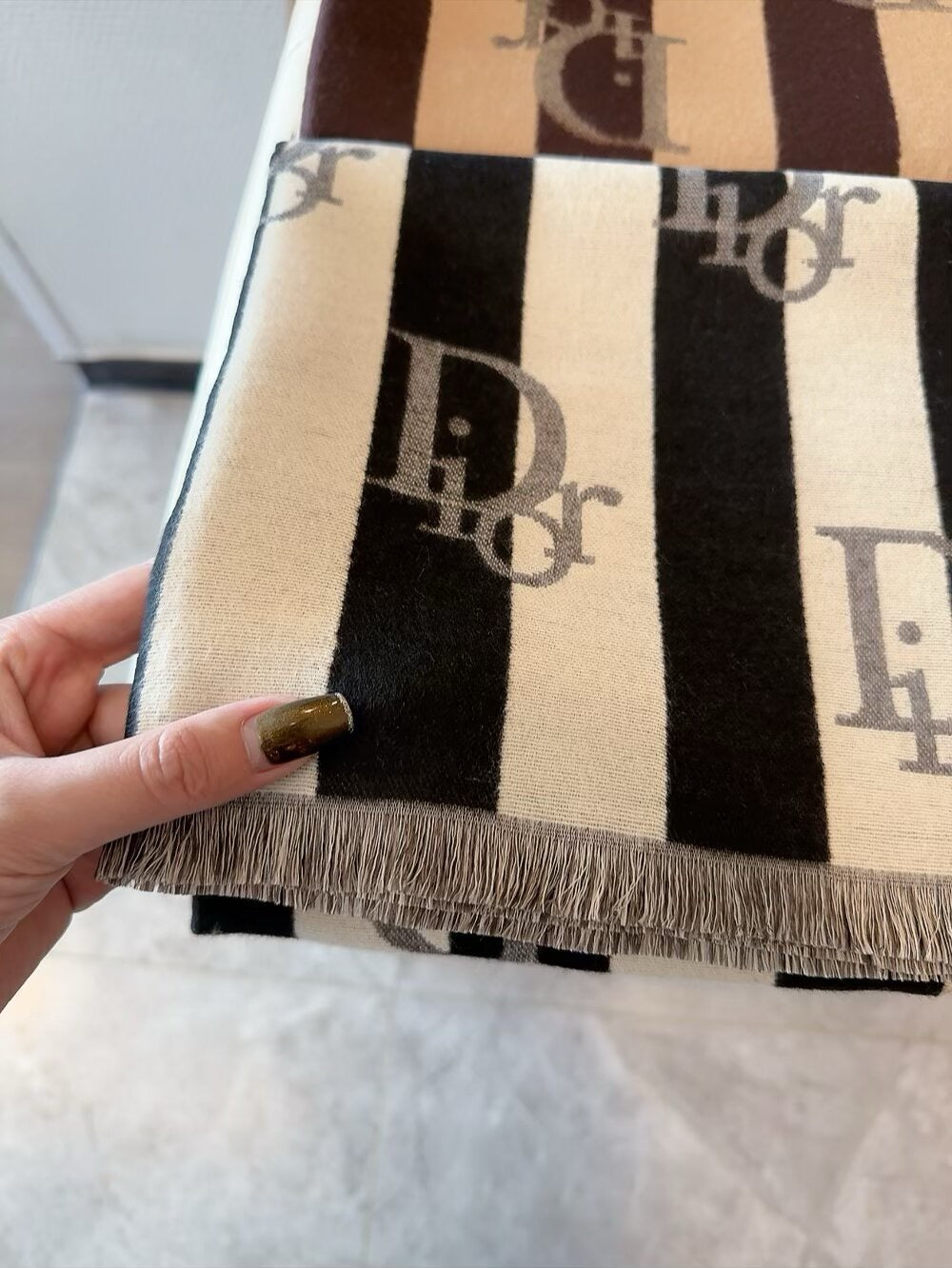 This year, a new style of rattan patterned cashmere scarf has been released