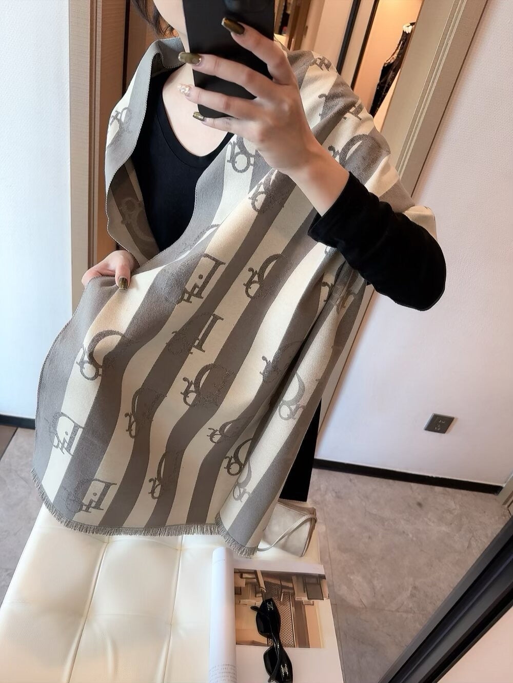 This year, a new style of rattan patterned cashmere scarf has been released