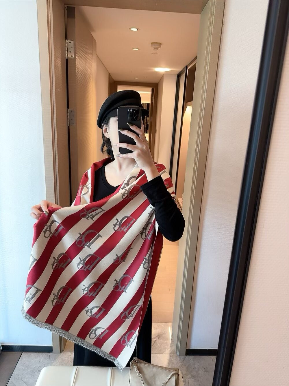 This year, a new style of rattan patterned cashmere scarf has been released