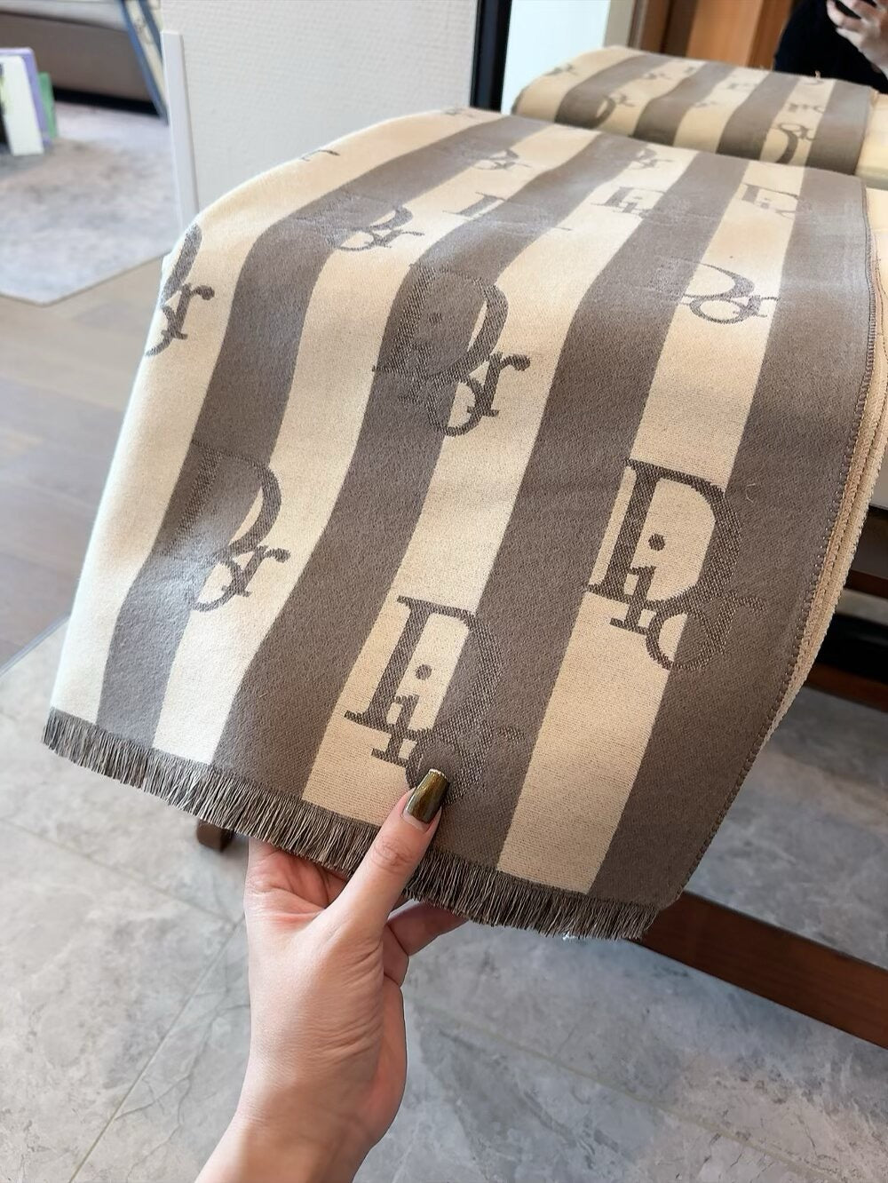 This year, a new style of rattan patterned cashmere scarf has been released