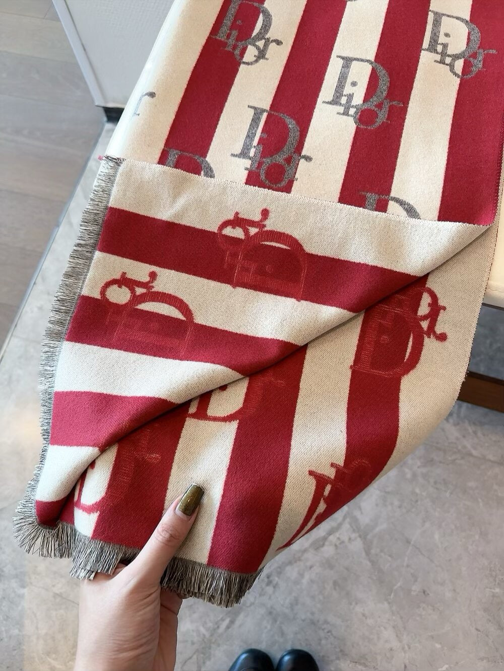 This year, a new style of rattan patterned cashmere scarf has been released