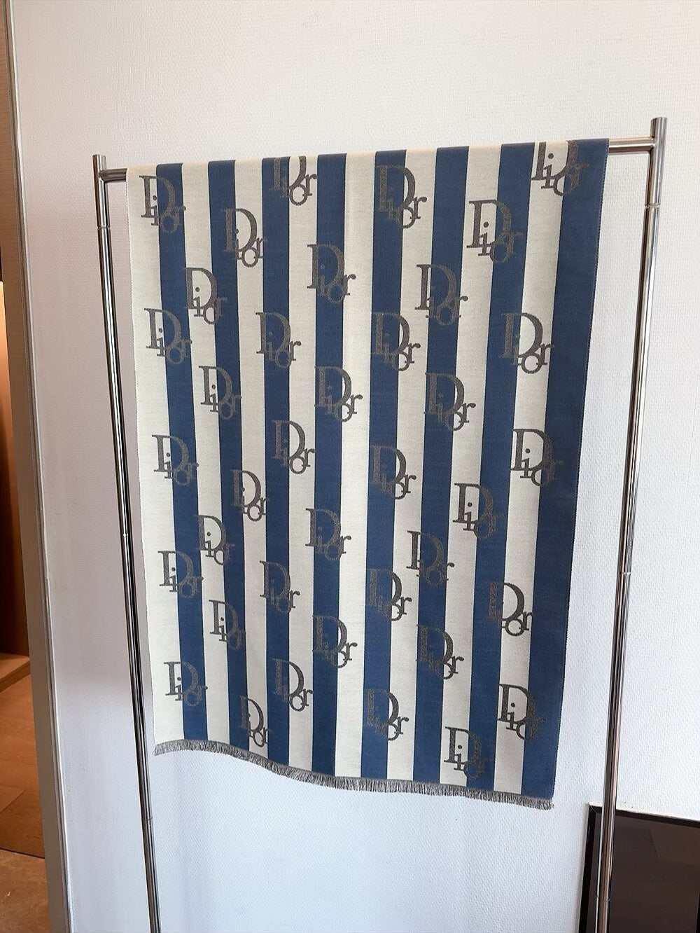 This year, a new style of rattan patterned cashmere scarf has been released