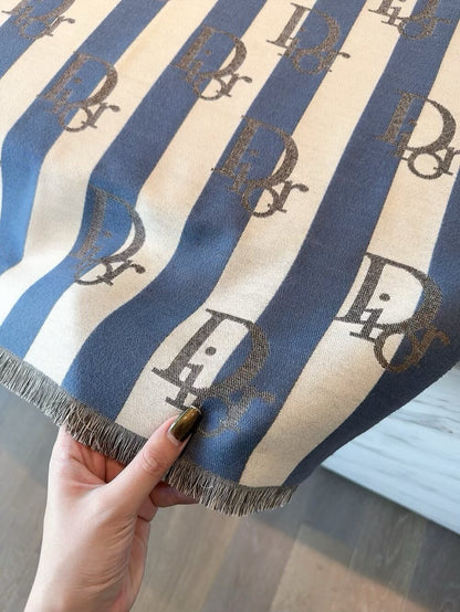 This year, a new style of rattan patterned cashmere scarf has been released