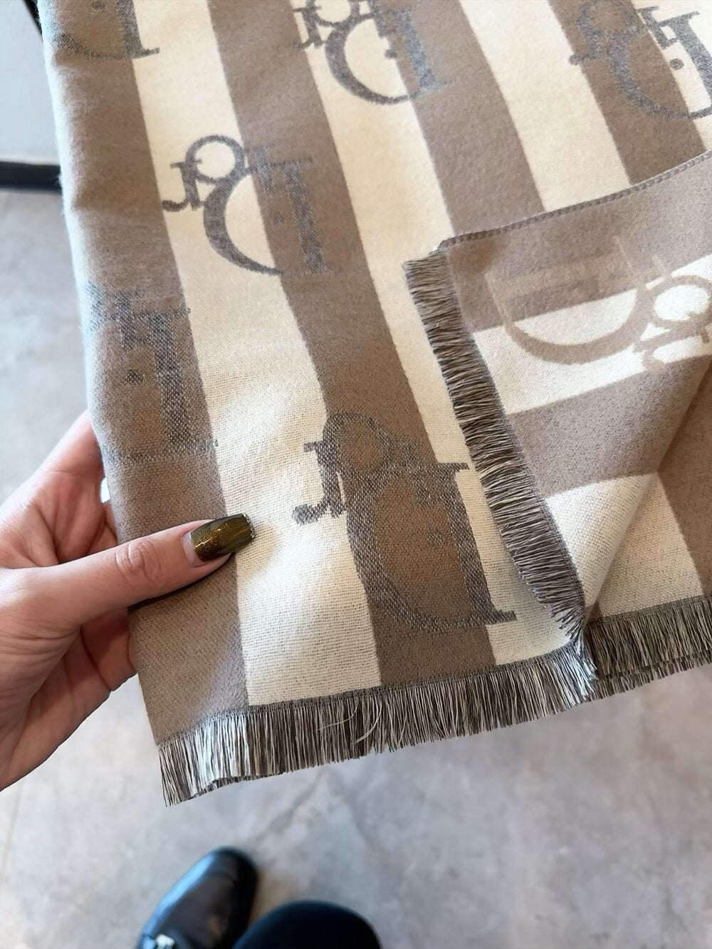 This year, a new style of rattan patterned cashmere scarf has been released