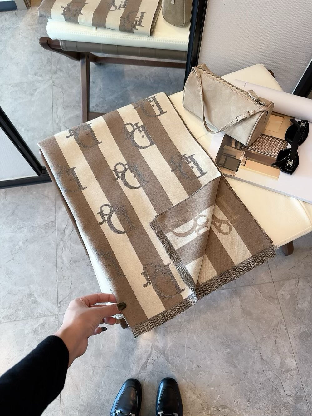 This year, a new style of rattan patterned cashmere scarf has been released