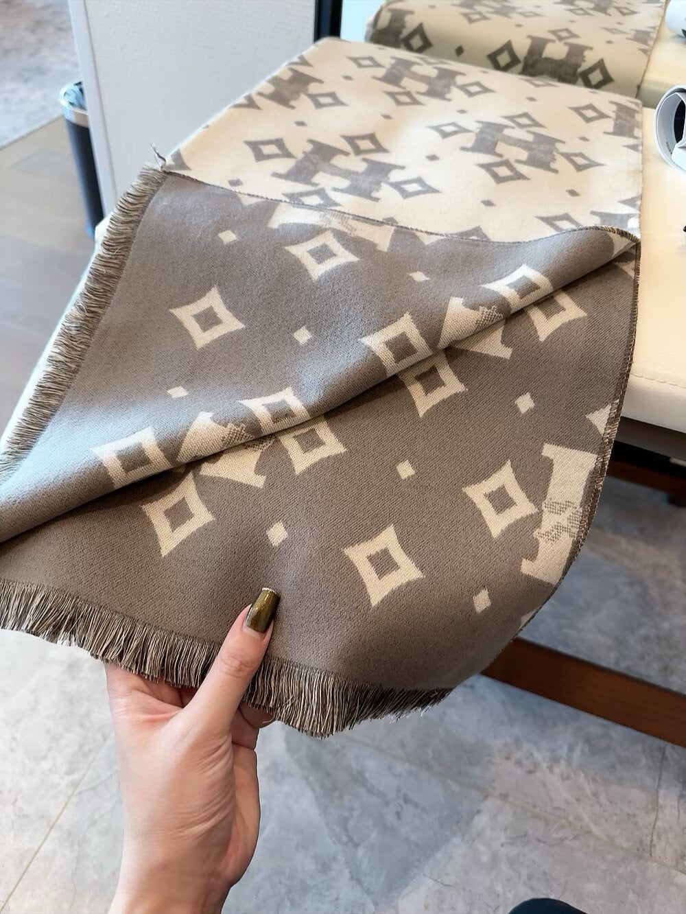 Up to new! 2025 autumn and winter men's and women's synchronized counter, high-end cashmere knitted scarf!