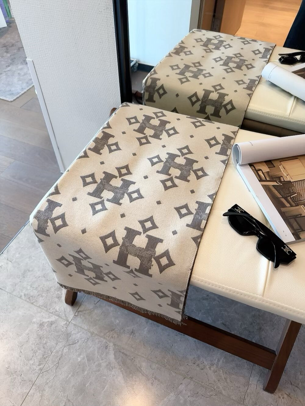 Up to new! 2025 autumn and winter men's and women's synchronized counter, high-end cashmere knitted scarf!