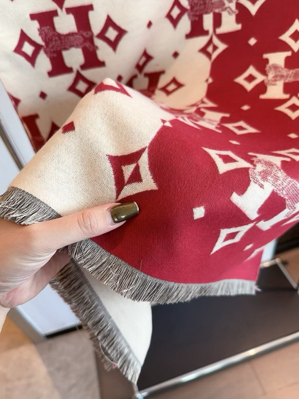 Up to new! 2025 autumn and winter men's and women's synchronized counter, high-end cashmere knitted scarf!