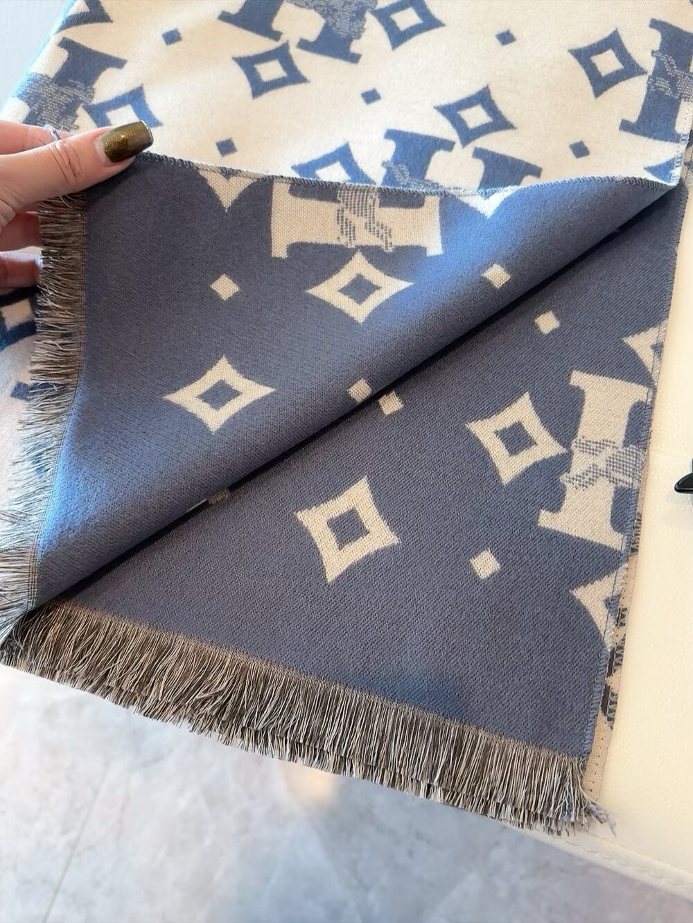 Up to new! 2025 autumn and winter men's and women's synchronized counter, high-end cashmere knitted scarf!