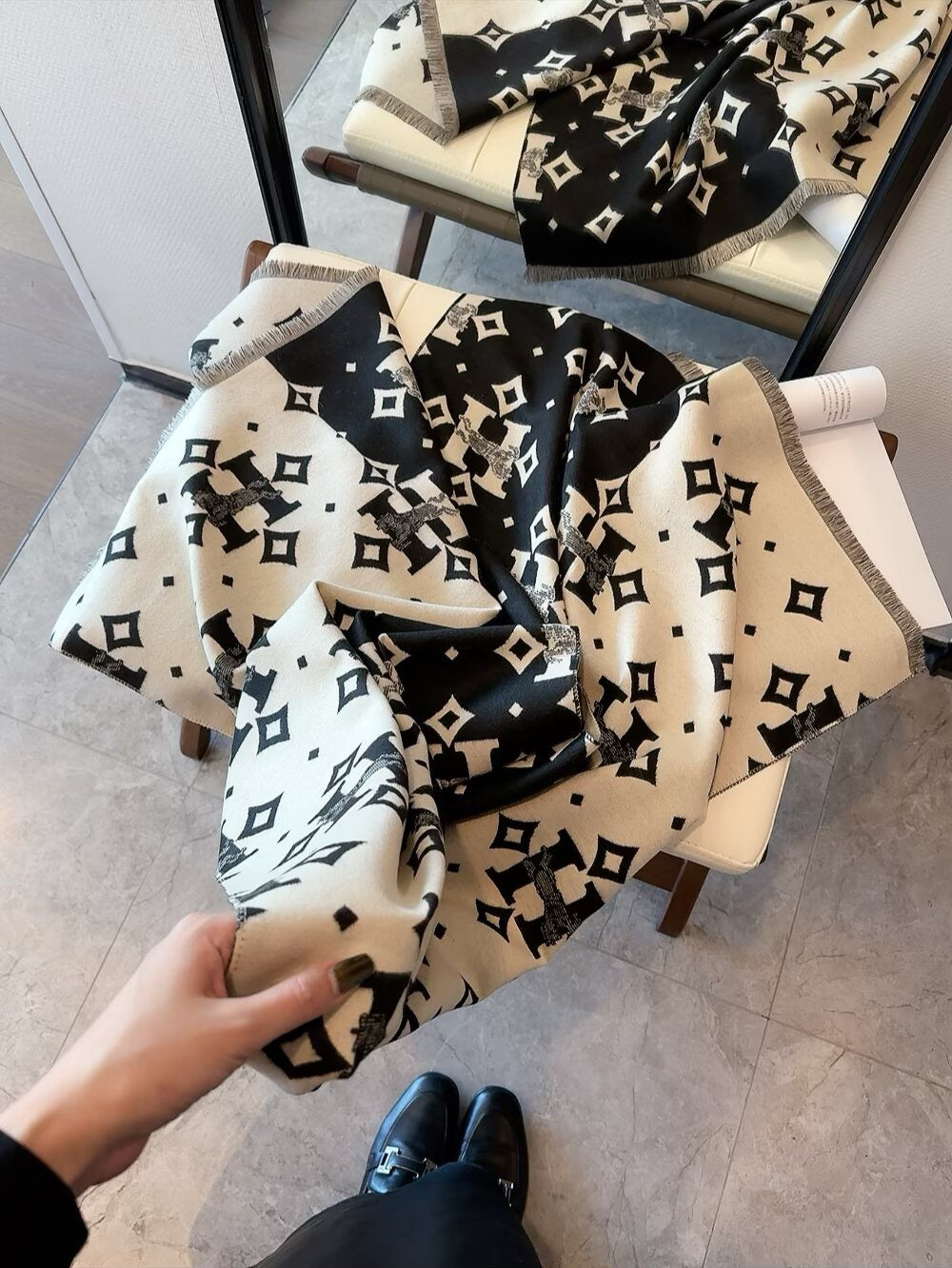 Up to new! 2025 autumn and winter men's and women's synchronized counter, high-end cashmere knitted scarf!