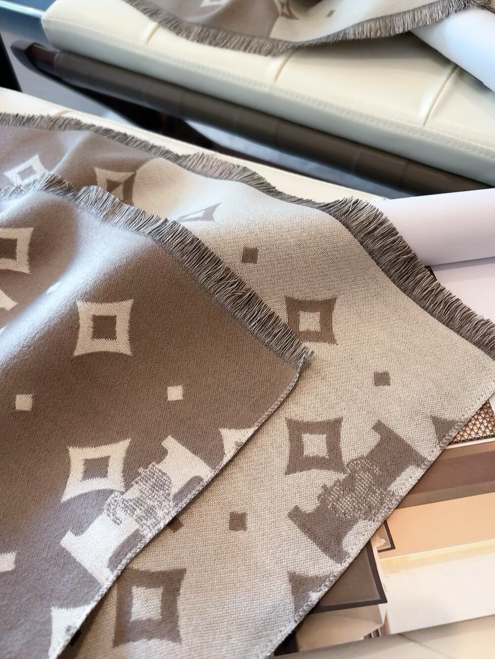 Up to new! 2025 autumn and winter men's and women's synchronized counter, high-end cashmere knitted scarf!