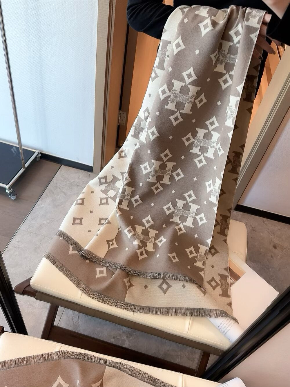 Up to new! 2025 autumn and winter men's and women's synchronized counter, high-end cashmere knitted scarf!