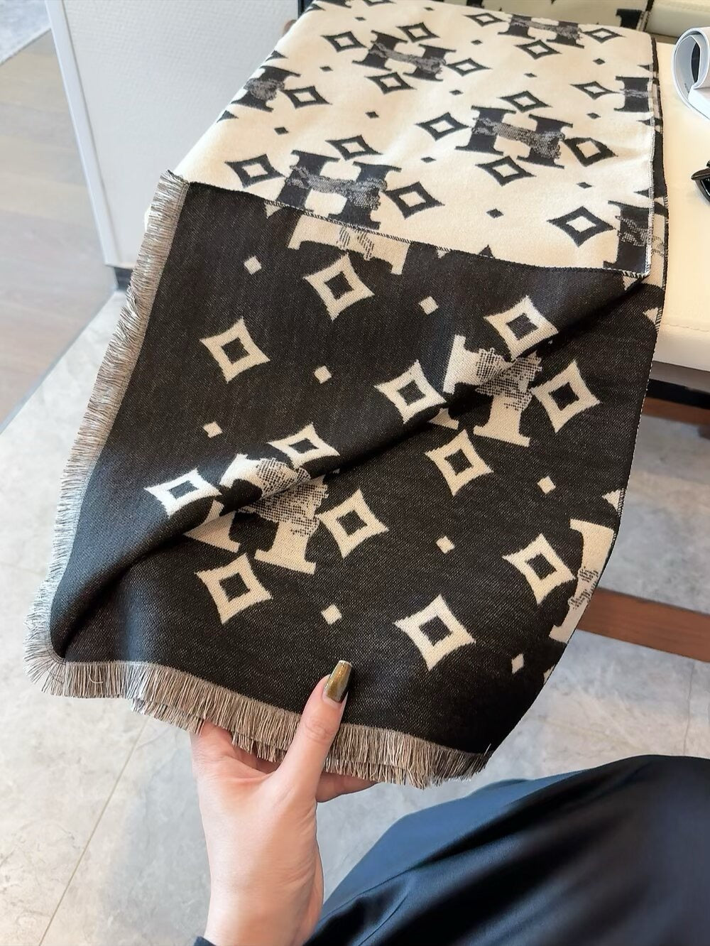 Up to new! 2025 autumn and winter men's and women's synchronized counter, high-end cashmere knitted scarf!