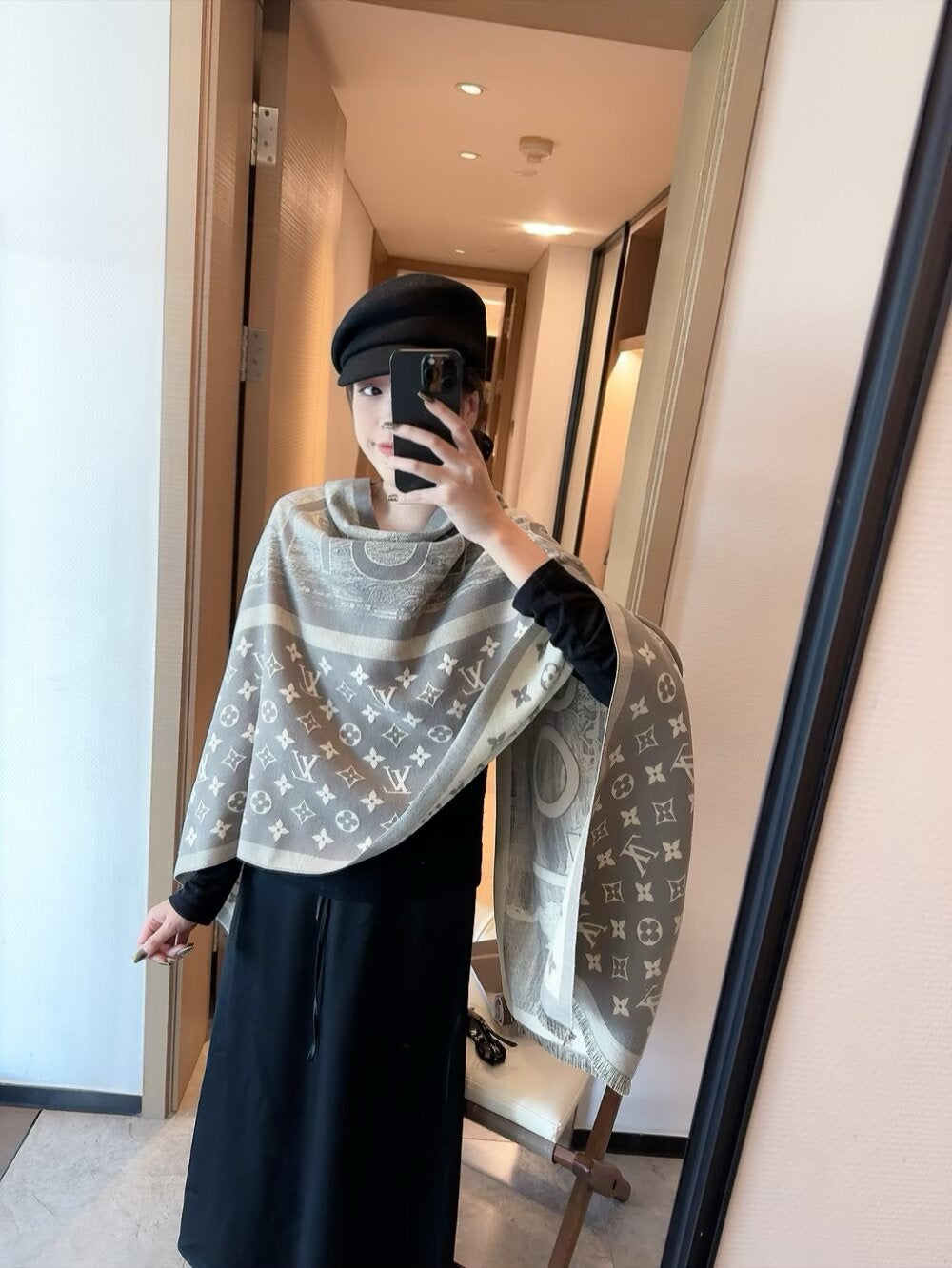 The lock edges of silk and wool long scarves are specially designed