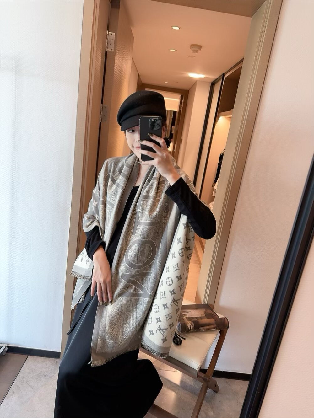 The lock edges of silk and wool long scarves are specially designed