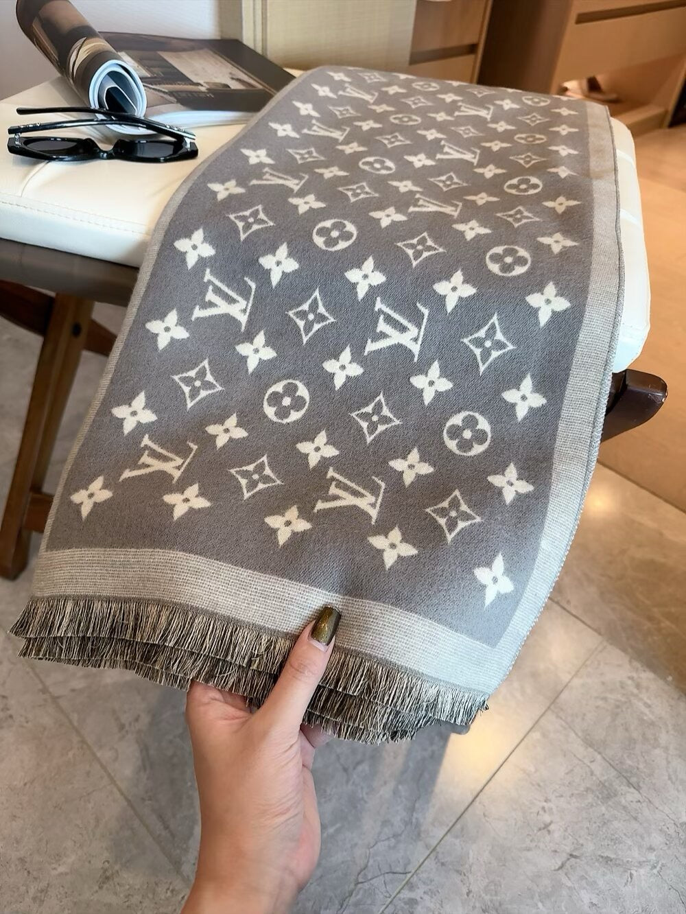 The lock edges of silk and wool long scarves are specially designed