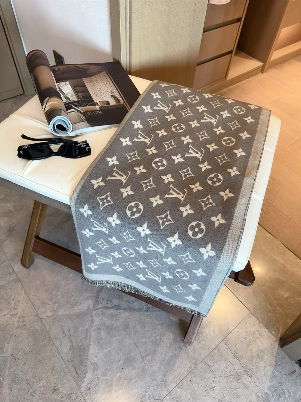 The lock edges of silk and wool long scarves are specially designed