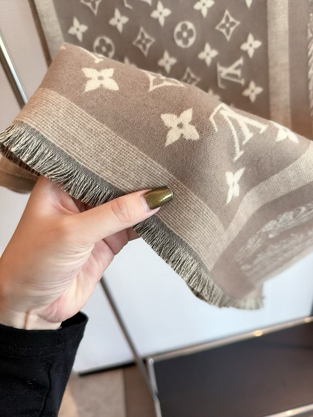 The lock edges of silk and wool long scarves are specially designed