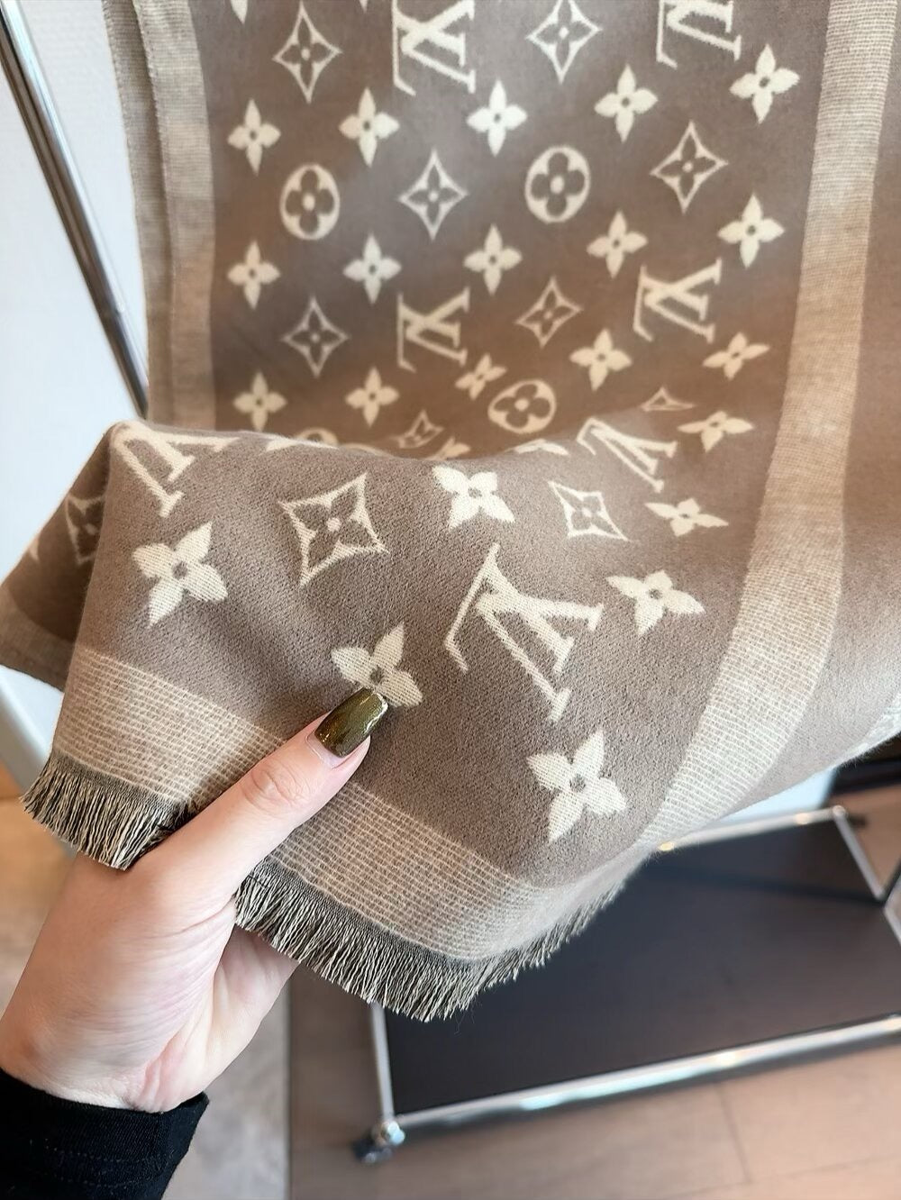 The lock edges of silk and wool long scarves are specially designed