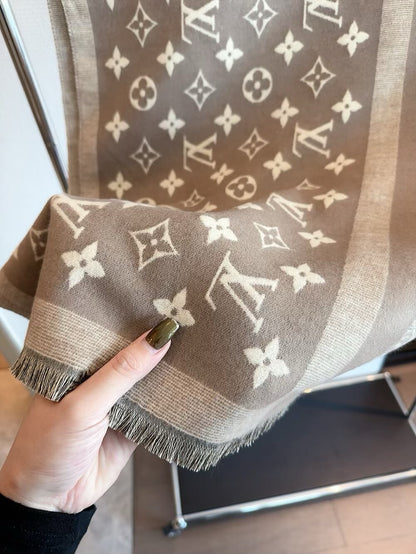The lock edges of silk and wool long scarves are specially designed