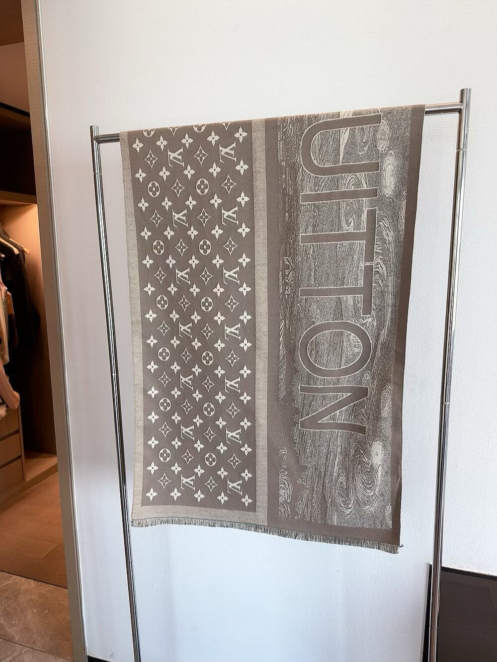 The lock edges of silk and wool long scarves are specially designed