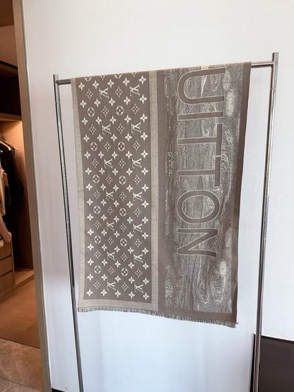 The lock edges of silk and wool long scarves are specially designed