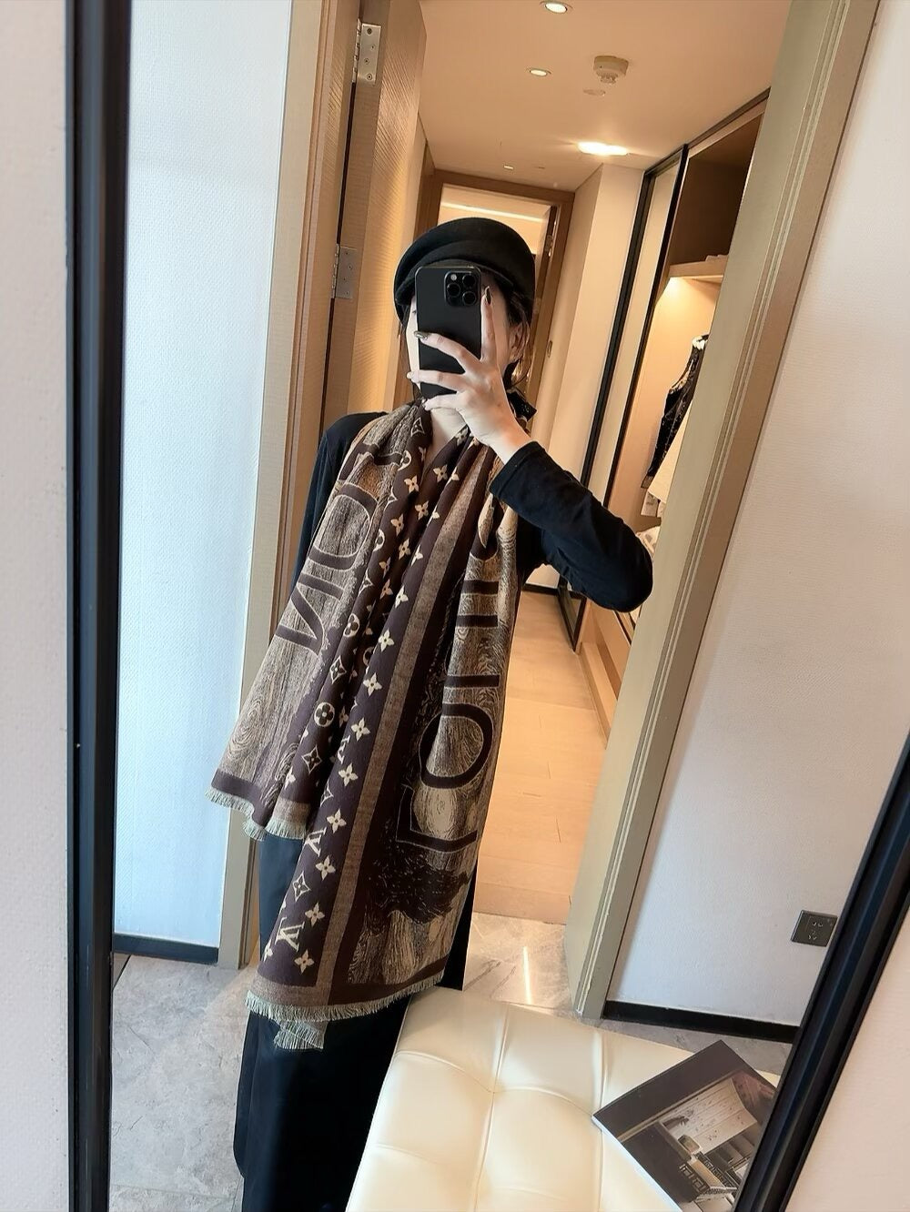 The lock edges of silk and wool long scarves are specially designed