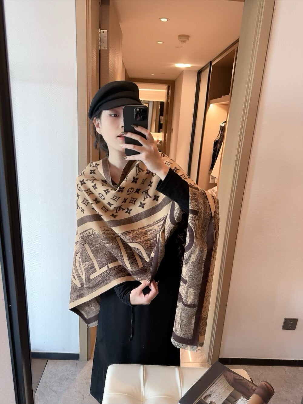 The lock edges of silk and wool long scarves are specially designed