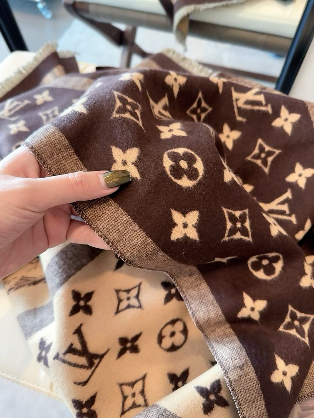 The lock edges of silk and wool long scarves are specially designed