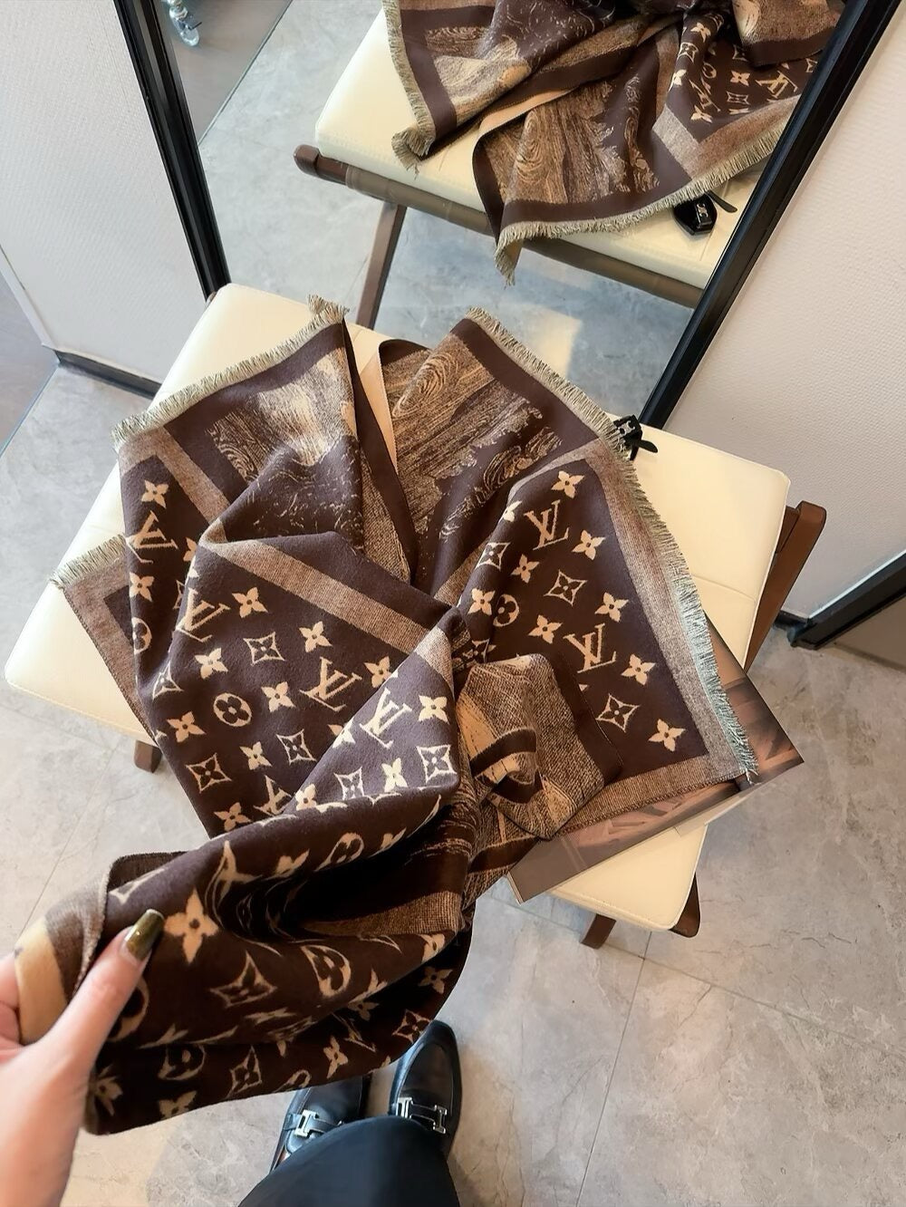 The lock edges of silk and wool long scarves are specially designed