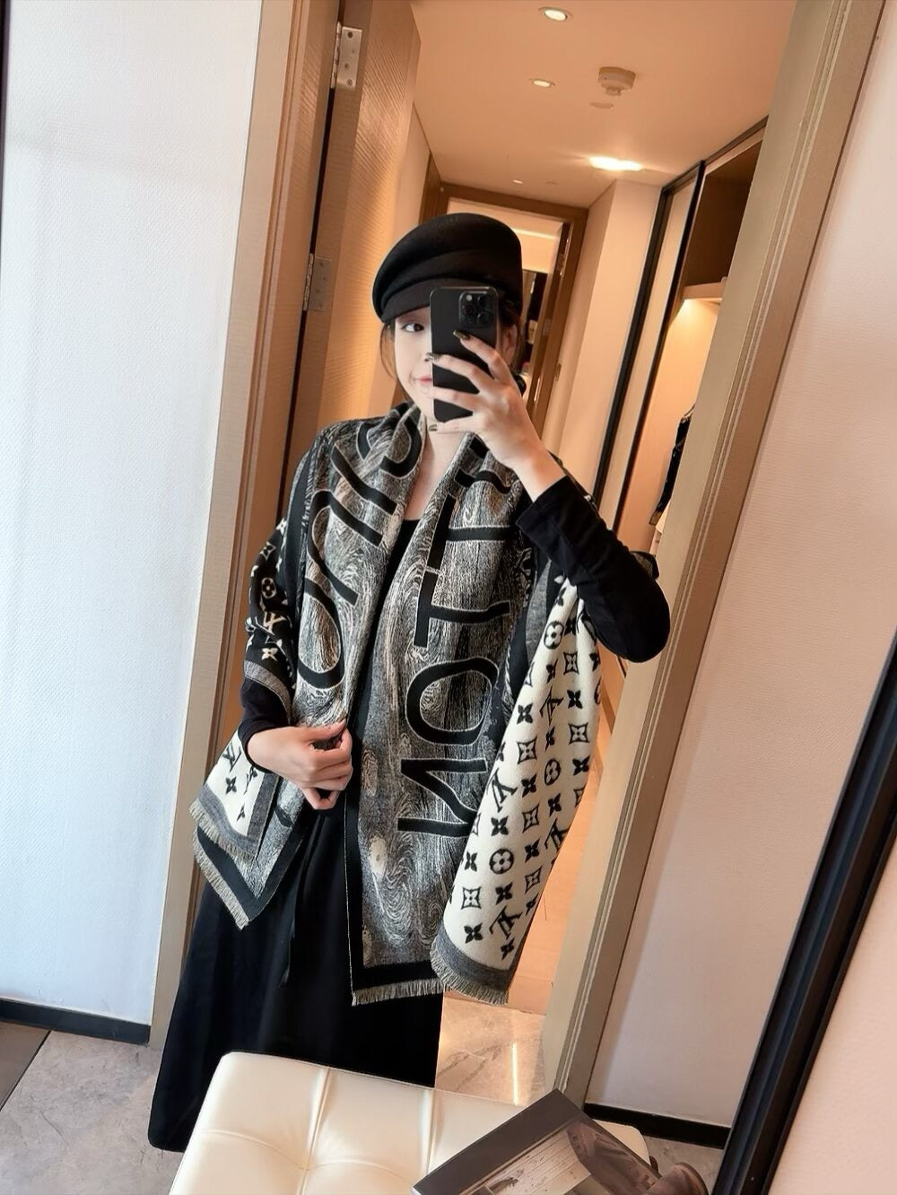 The lock edges of silk and wool long scarves are specially designed