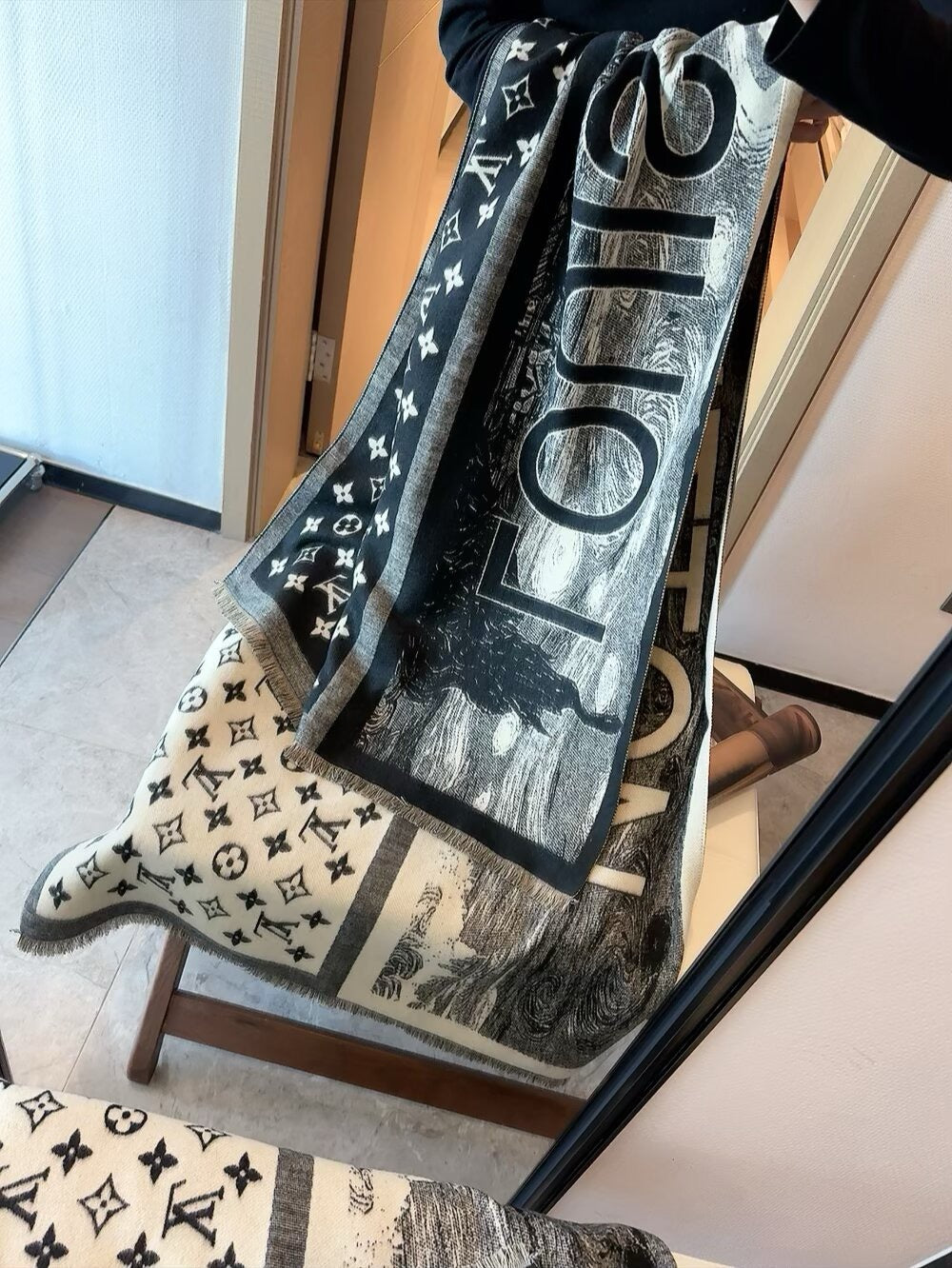 The lock edges of silk and wool long scarves are specially designed