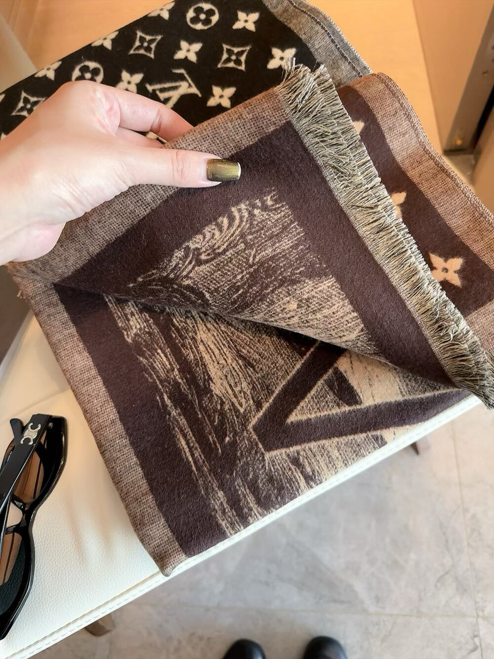 The lock edges of silk and wool long scarves are specially designed