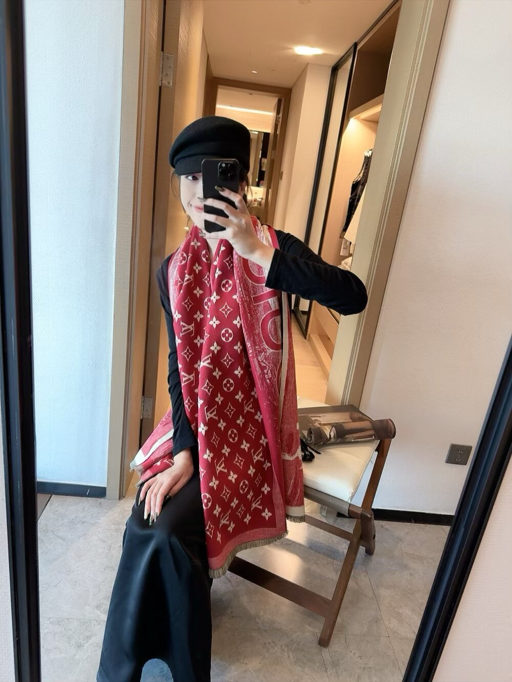 The lock edges of silk and wool long scarves are specially designed