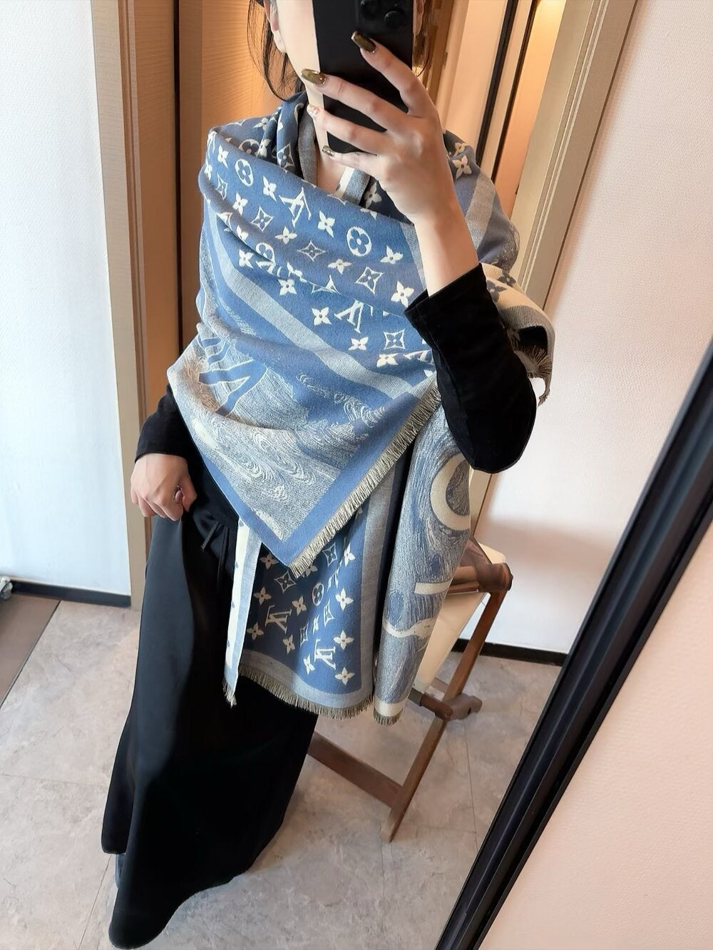 The lock edges of silk and wool long scarves are specially designed