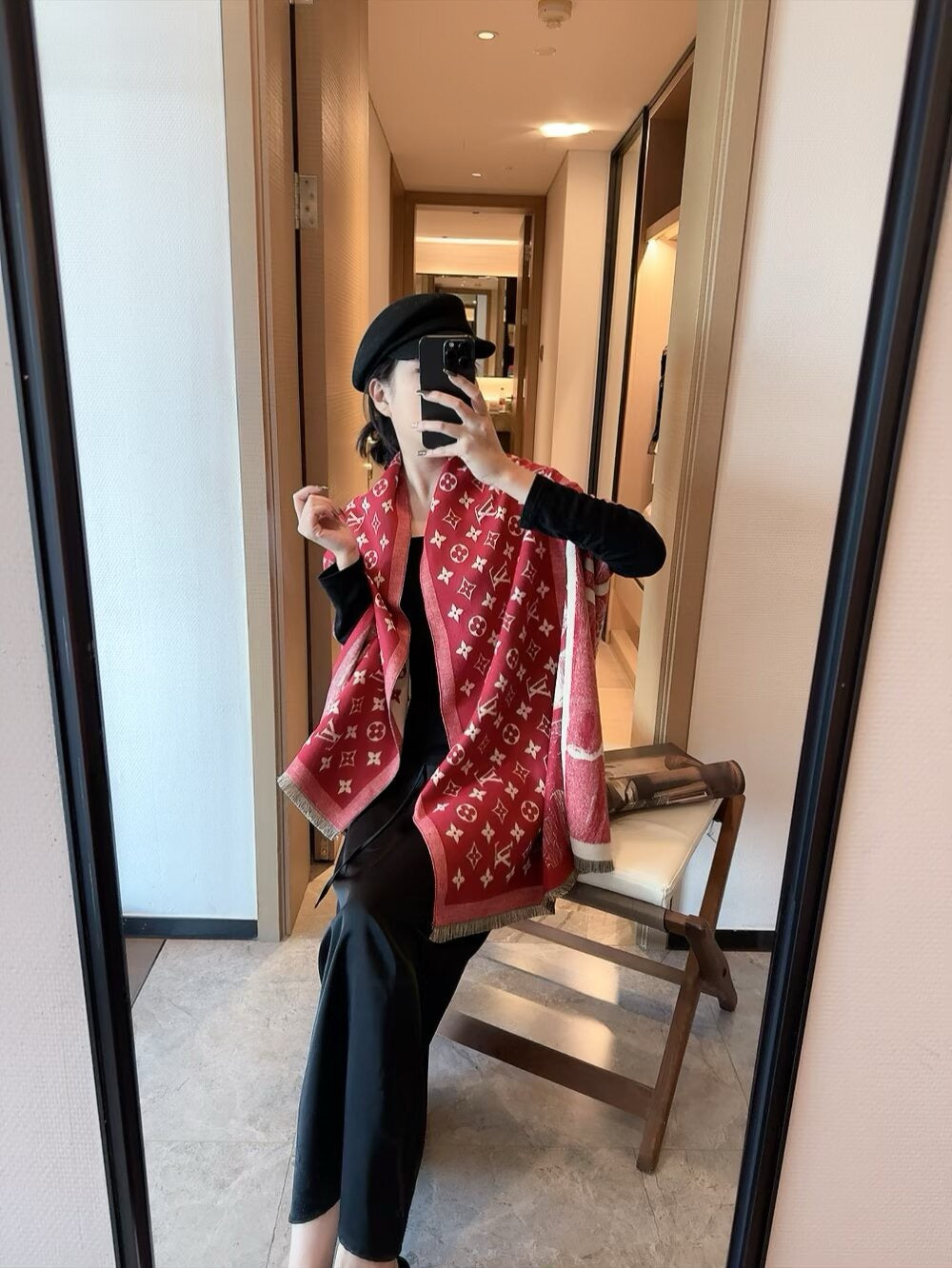 The lock edges of silk and wool long scarves are specially designed