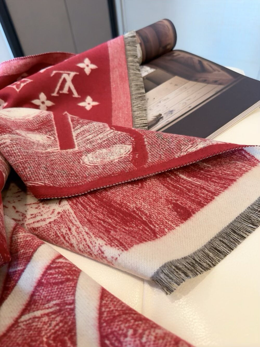 The lock edges of silk and wool long scarves are specially designed