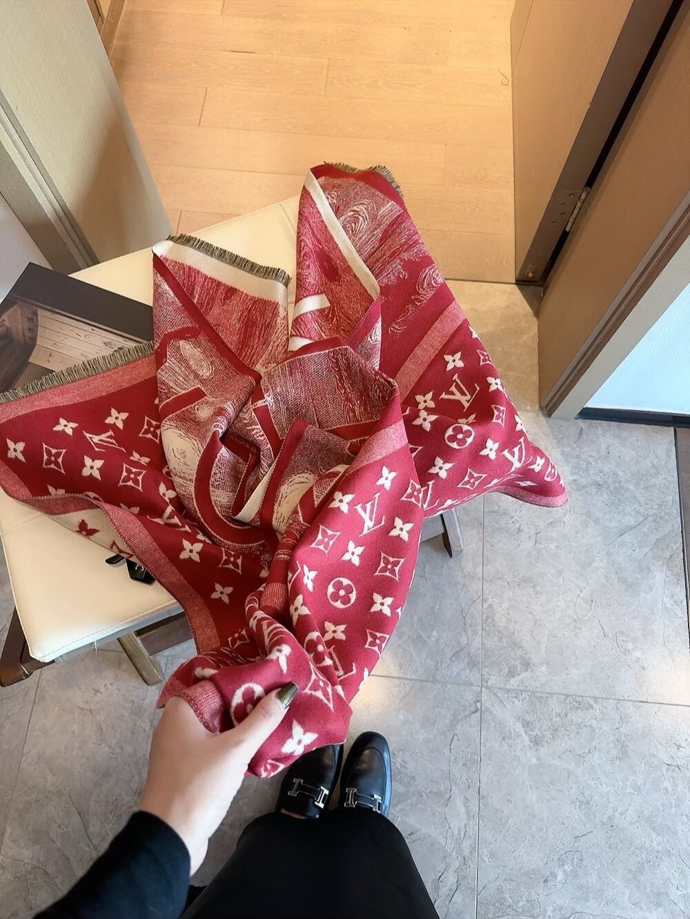 The lock edges of silk and wool long scarves are specially designed